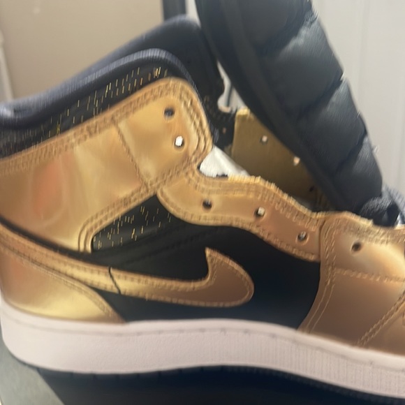 COPY - Youth AirJordan 1 Mid Se - Picture 8 of 11